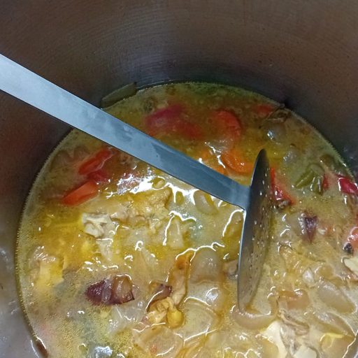 Olla de guiso recién hecho en la cocina de la ikastola