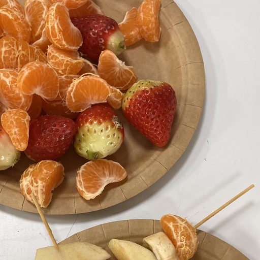 Plato de fruta fresca de postre: mandarina y fresas