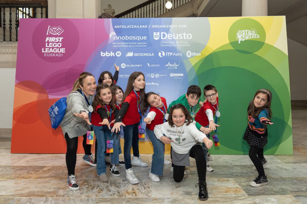 El equipo de San Felix posa ante el panel de la First Lego League
