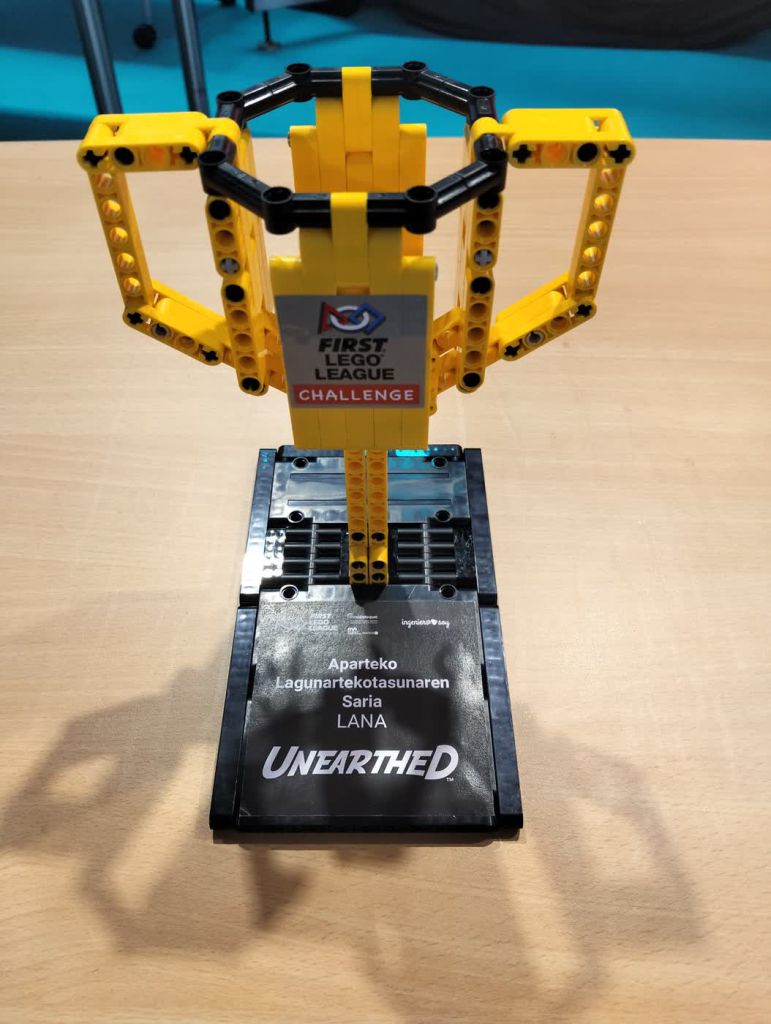 Trofeo de la First Lego League montado con piezas de construcción